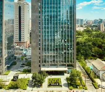 High-rise medical building exterior with city view | Associated Nephrology Consultants | Maplewood MN